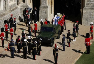 英菲利普亲王葬礼 灵柩在自己参与设计的汽车中