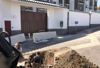 另类挺维吾尔 中国大使馆门前被挖个大坑