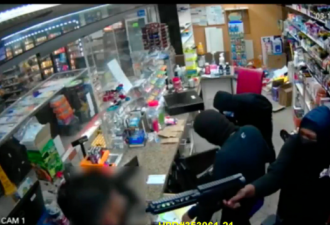 美国3蒙面歹徒持长枪 抢劫便利店，全程曝光