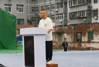 郭德纲在施工现场演讲，上台脚踩大箱凑身高