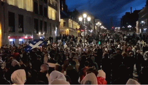 加拿大爆发恶性抗议!数百示威者暴力打砸,纵火