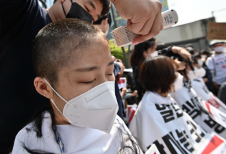 因核废水气炸!南韩大学生在日本使馆前剃头