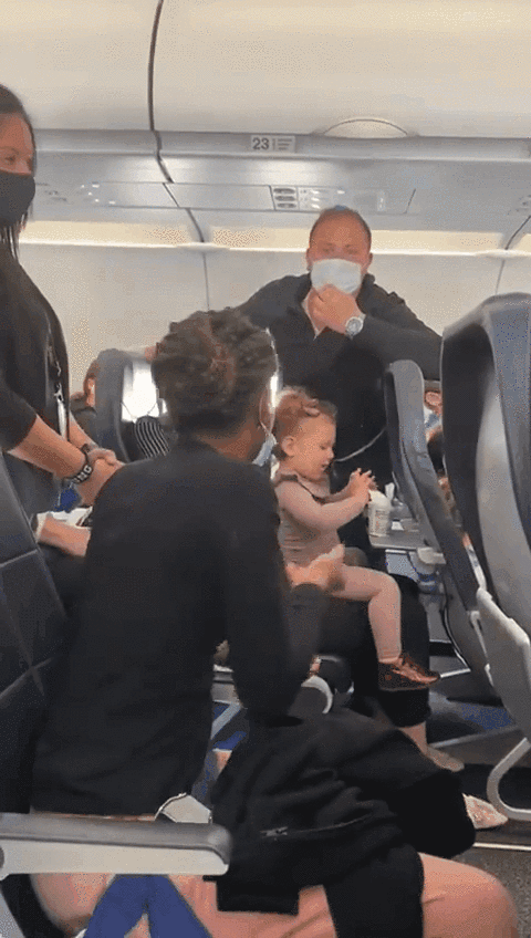 女童喝酸奶未戴口罩 机舱乘客全被赶下机