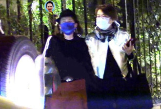章子怡深夜与好友聚会心情好 汪峰旁拎包超贴心