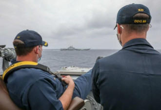美国海军发照片：航母辽宁舰和美舰近距离碰面