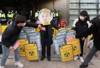 韩民众日本使馆前抗议怒斥“大海不是垃圾桶”