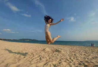 卢靖姗晒泳装照：沙滩跳跃 一双长腿吸睛