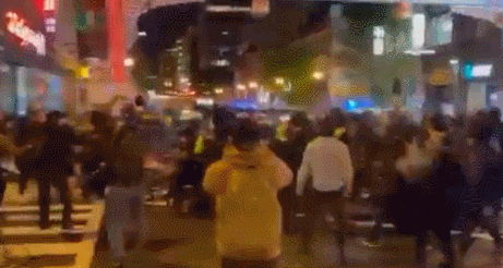 美国华盛顿唐人街爆发冲突：示威者与警方撕打