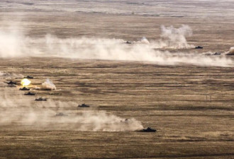 俄十万大军压向乌克兰边境 卫星图像证实