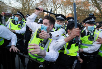 英暴力冲突：警察头破血流 和抗议者扭打一团