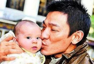 热传旧照：刘德华抱着亲吻的婴儿 居然就是…