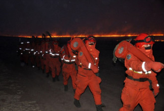 现场火光一片 蒙古国草原大火蔓延至境内