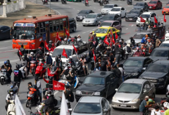 泰国再爆发大规模游行示威 刑事法庭门外搞破坏