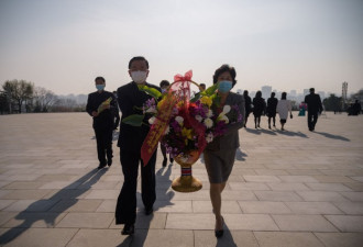 金正恩出席“太阳节” 室内无人戴口罩