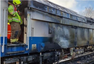 英国一列火车突发大火，车厢被火球吞噬