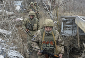 十五万大军逼境 乌克兰战事转入荒诞剧情