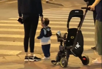 奚梦瑶带儿子逛街，何广燊不停地往妈妈腿边躲