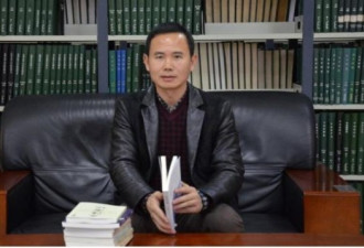 煤矿工人因伤断指 返校园终成法律学教授