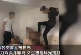 少女下体被强塞硬物，被迫当众与人做爱！