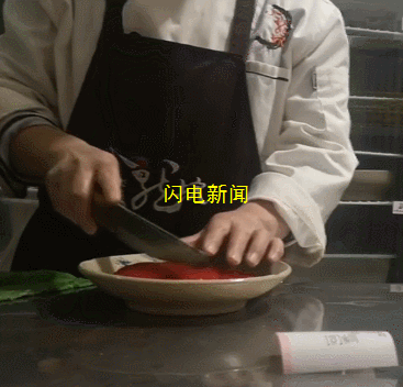 多家知名火锅店曝鸭血产自黑作坊 后厨自己不吃