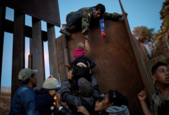 美墨边境悲剧一幕：5米高墙 2岁幼童被抛下