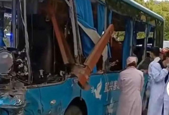 公交车与货车相撞5死10伤，货车挡板直插入