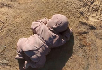 世界上最大的“巨婴” 躺戈壁滩上已经4年