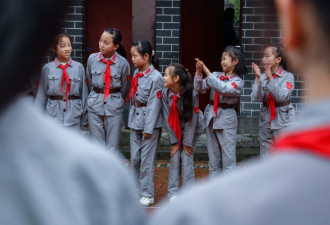 中国第一所红军小学 每天穿戴军装红军帽上学
