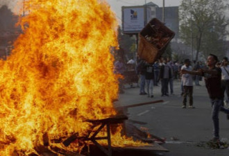 印度爆发大规模骚乱：民众扔炸弹炮火连天