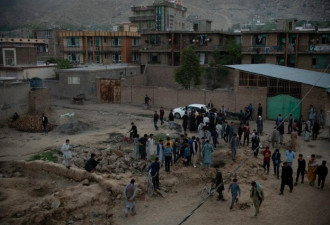阿富汗学校爆炸:至少55死，谁对无辜学生袭击？