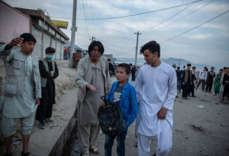 阿富汗学校爆炸:至少55死，谁对无辜学生袭击？