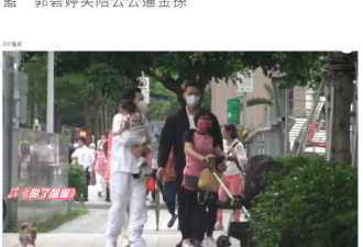 郭碧婷与公公遛娃，向华强抱着孙女一脸慈爱