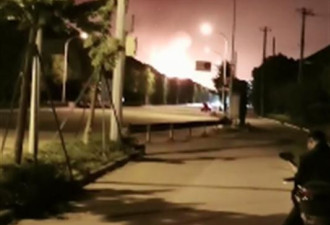 浙江化工厂爆燃 现场火光冲天 200米外玻璃碎