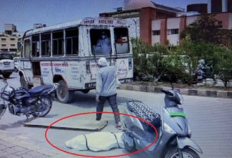 印度救护车载新冠死者急速行驶致遗体被甩落