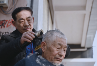 田埂上写诗的农妇，正策划一场离婚逃跑计划
