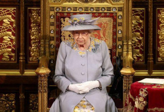 95岁英国女王议会演讲，疑似因感冒多次暂停