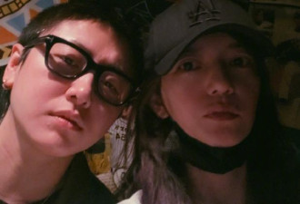 赵薇深夜与异性喝酒 合影配文伤感引婚变猜测
