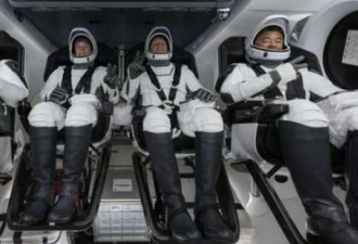 美载人“龙”飞船的4名宇航员抵达国际空间站