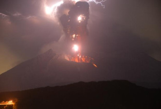 日火山爆发！碎屑喷飞2.3公里高 岩浆流出1.8km