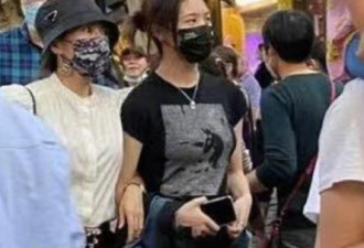 章子怡与女儿小苹果挽手逛街 女儿气质不输母亲