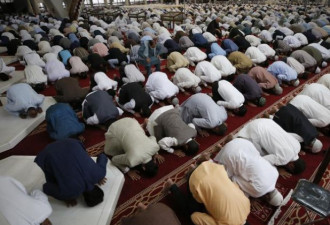 巴基斯坦面临第三波疫情 各地清真寺仍挤满信徒