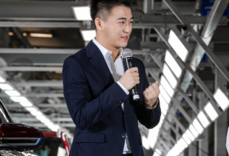 赌王四太梁安琪带儿做生意 走最前面领导都恭敬