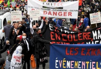 法国传统延续 报纸停刊这天 10万人上街大游行