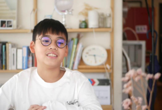 李嘉欣10岁儿子变小网红 10亿豪宅内解说游戏