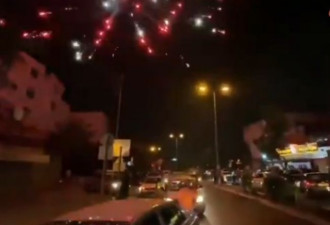 巴勒斯坦民众庆祝停火:废墟前集体比V 放烟花