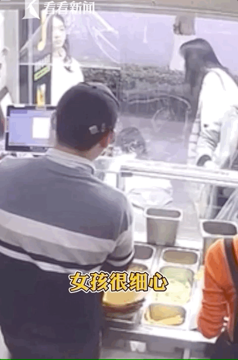 女孩公然“炫富”我有钱 网友：听着顺耳