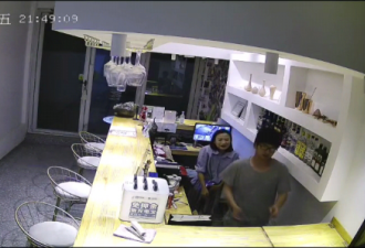 地震时女孩吓进桌底 男友淡定将其抱起 网友赞