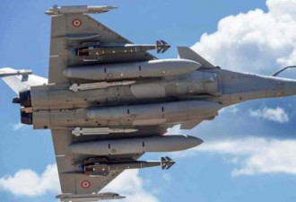 法军丑闻:飞行员被绑靶子上 战机向其周围投弹