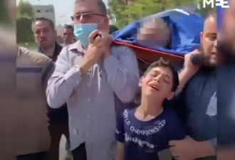 空袭夺走爸爸性命 巴勒斯坦男童哭喊：我爱你