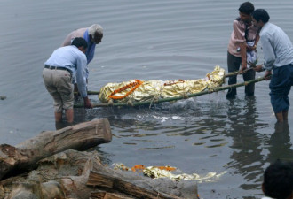 恒河浮尸吓坏沿岸居民 印度政府首次承认了